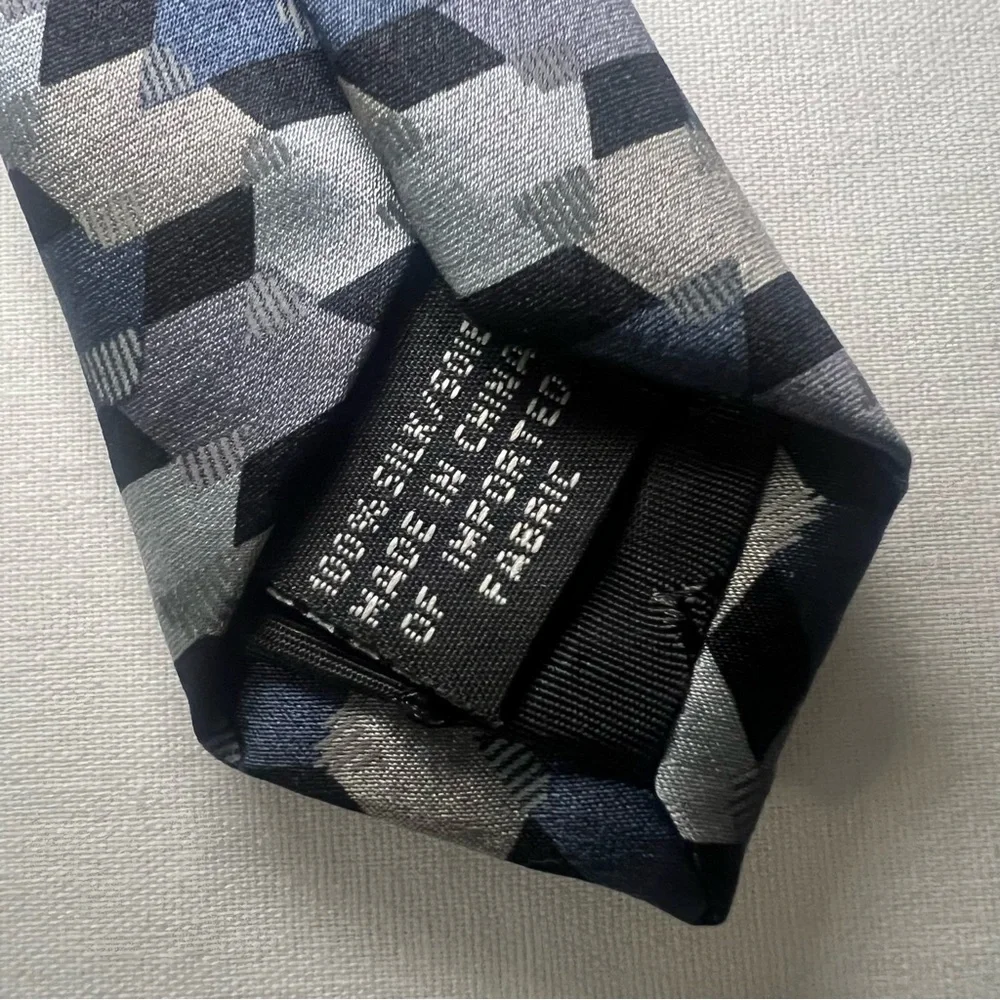 DKNY 100% Silk Men’s Designer Tie Gray Blue Geometric‎ Business Casual Necktie